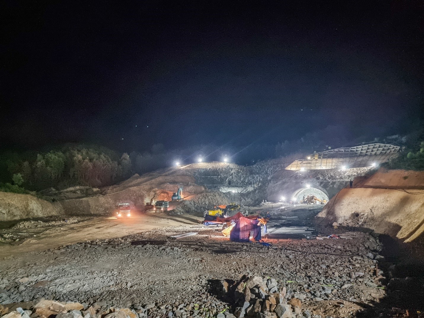 [Phóng sự ảnh]: Trắng đêm tăng tốc tối đa thi công cao tốc Quảng Ngãi - Hoài Nhơn - Ảnh 2.