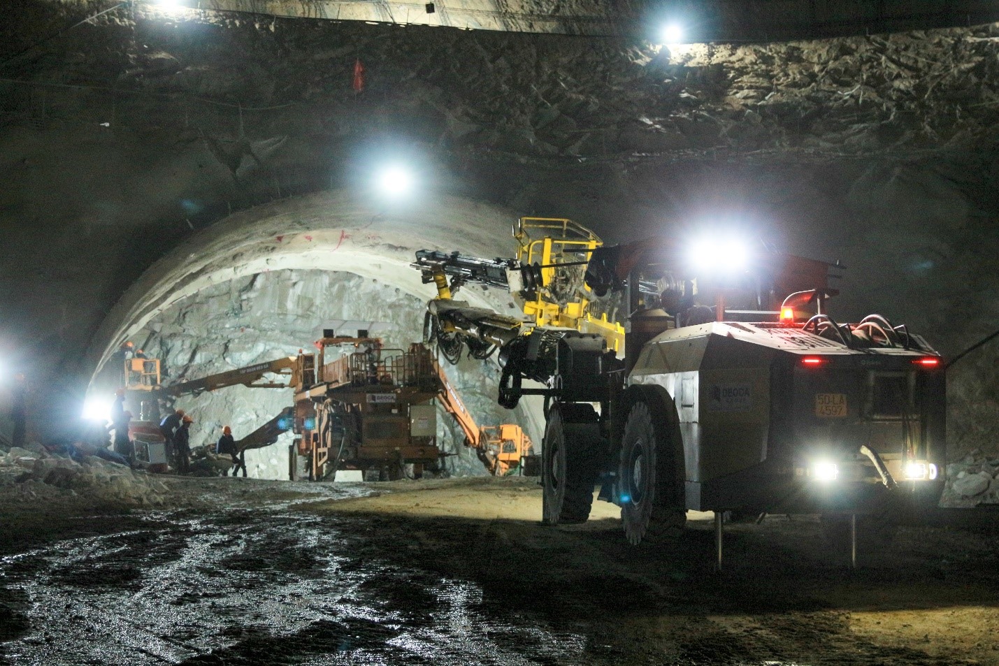 [Phóng sự ảnh]: Trắng đêm tăng tốc tối đa thi công cao tốc Quảng Ngãi - Hoài Nhơn - Ảnh 3.