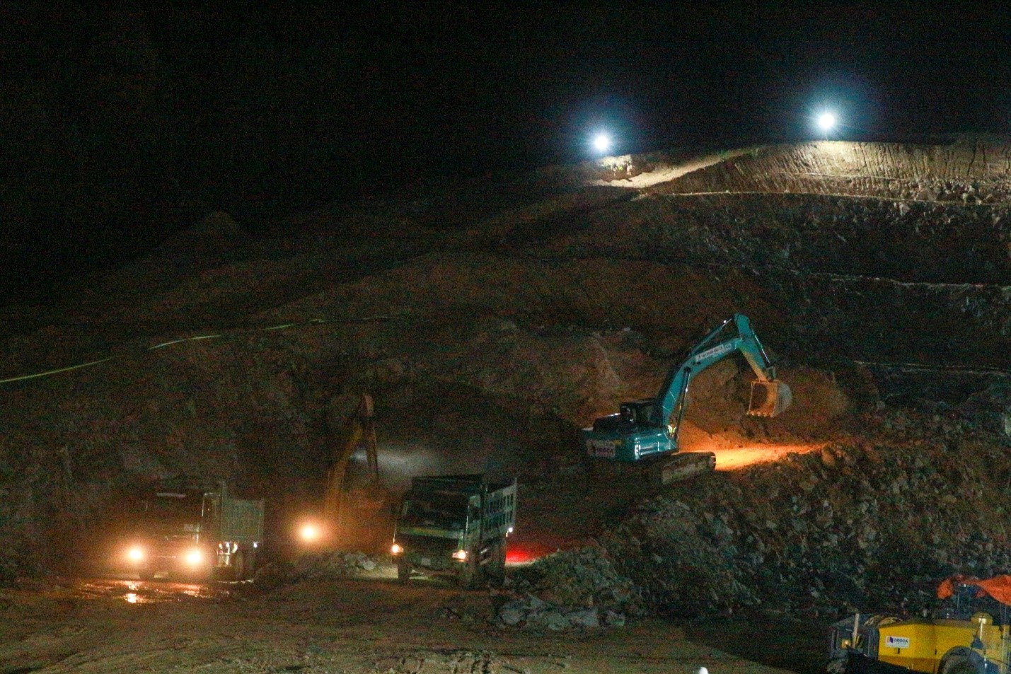 [Phóng sự ảnh]: Trắng đêm tăng tốc tối đa thi công cao tốc Quảng Ngãi - Hoài Nhơn - Ảnh 4.