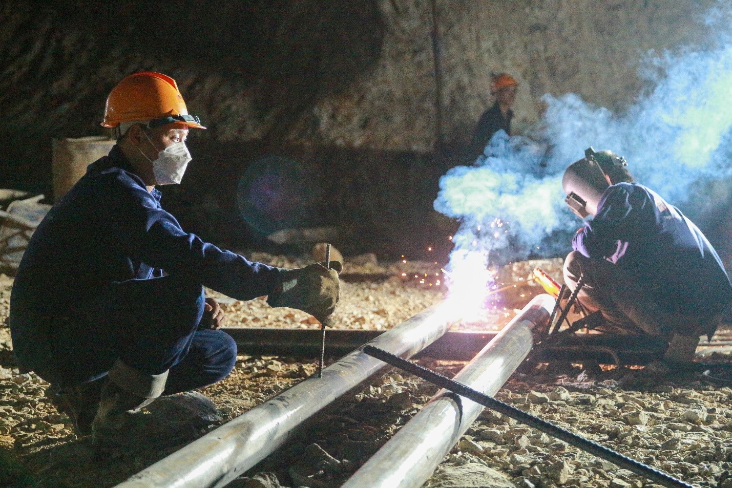 [Phóng sự ảnh]: Trắng đêm tăng tốc tối đa thi công cao tốc Quảng Ngãi - Hoài Nhơn - Ảnh 5.