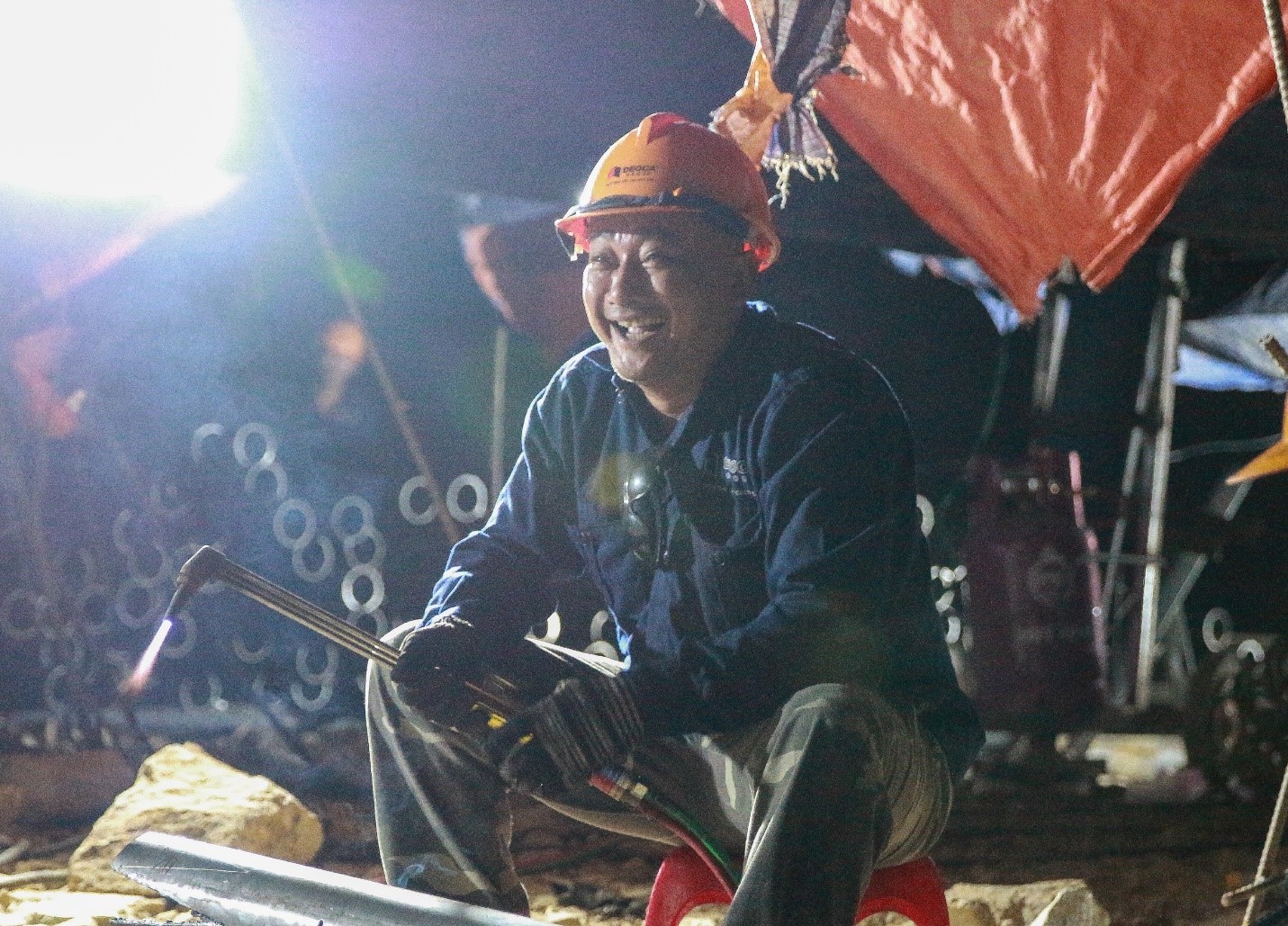 [Phóng sự ảnh]: Trắng đêm tăng tốc tối đa thi công cao tốc Quảng Ngãi - Hoài Nhơn - Ảnh 7.