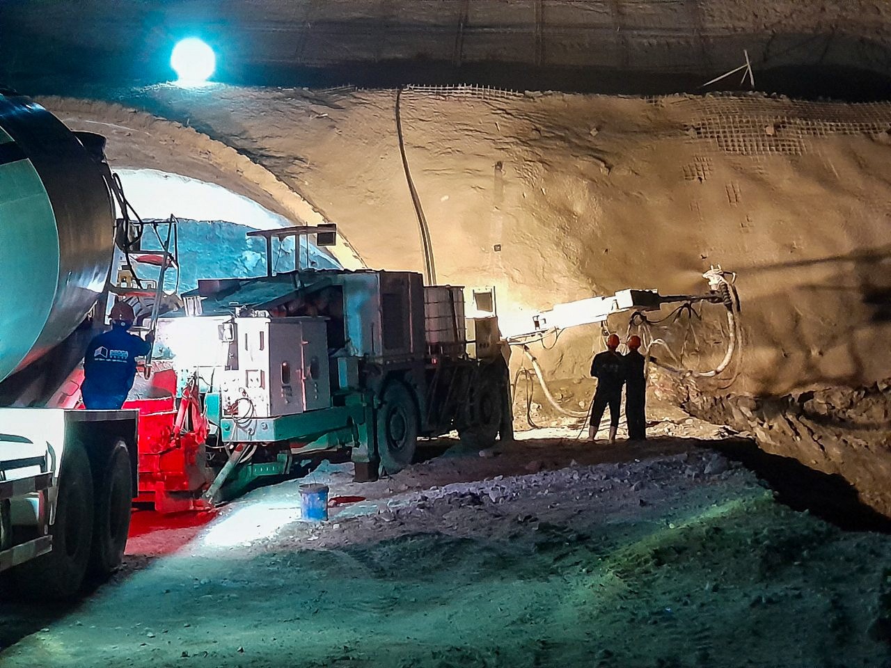 [Phóng sự ảnh]: Trắng đêm tăng tốc tối đa thi công cao tốc Quảng Ngãi - Hoài Nhơn - Ảnh 8.