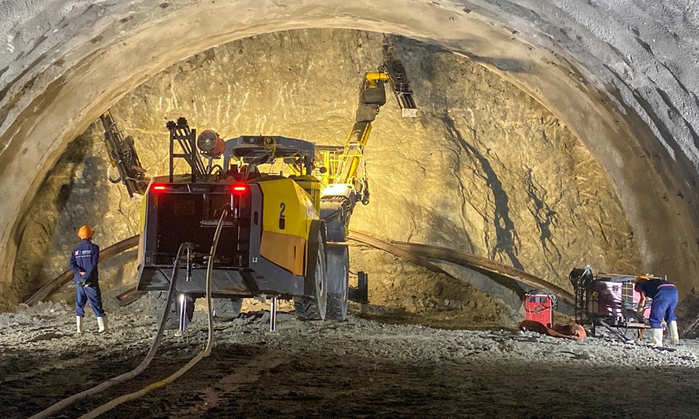 [Phóng sự ảnh]: Trắng đêm tăng tốc tối đa thi công cao tốc Quảng Ngãi - Hoài Nhơn - Ảnh 9.