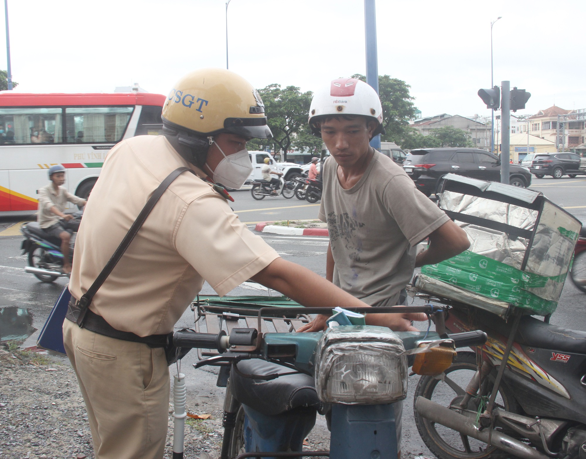 TP.HCM CSGT xử phạt "xe cà tàng" tài xế bỏ xe rời đi - Ảnh 8.
