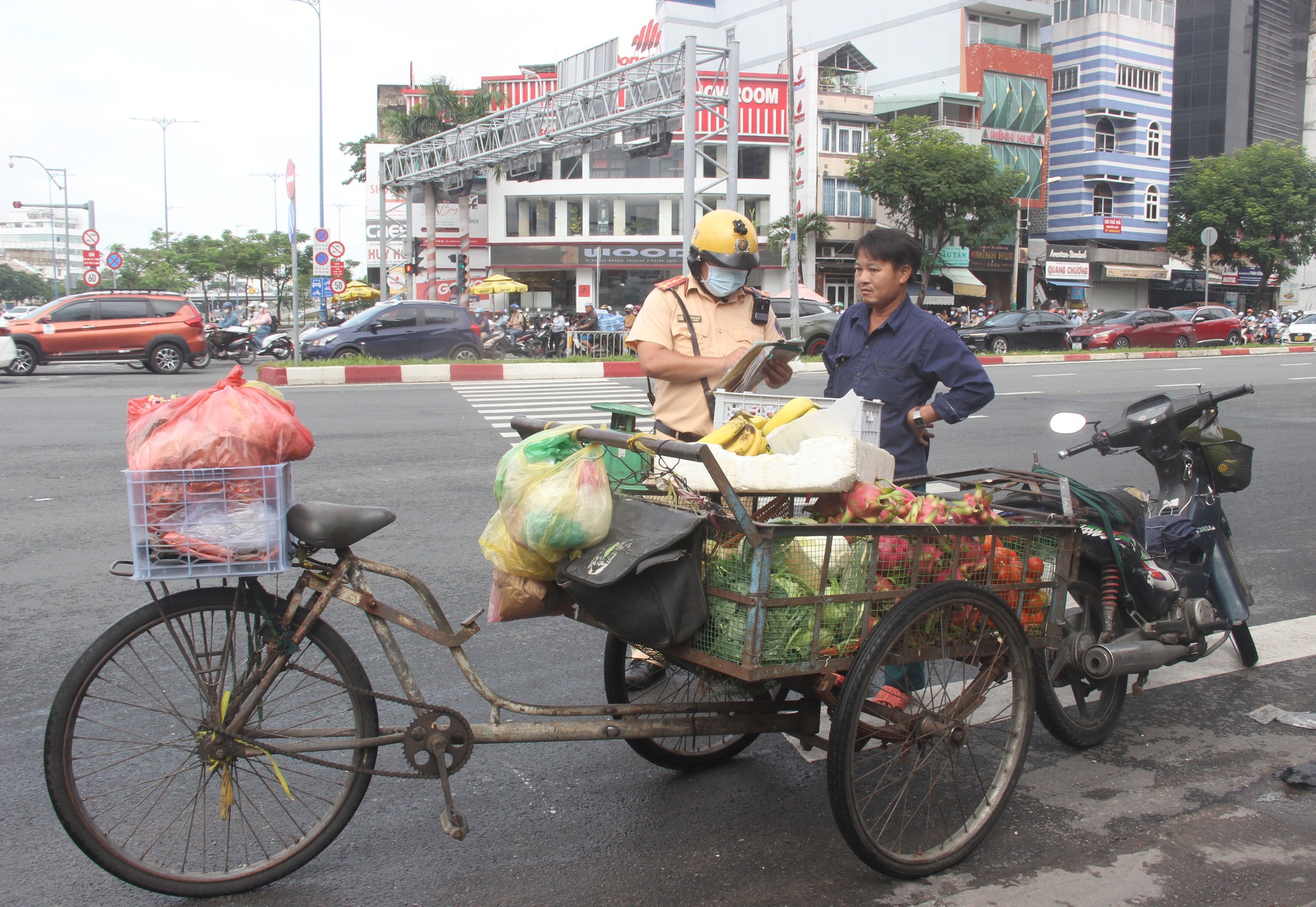 TP.HCM CSGT xử phạt "xe cà tàng" tài xế bỏ xe rời đi - Ảnh 7.