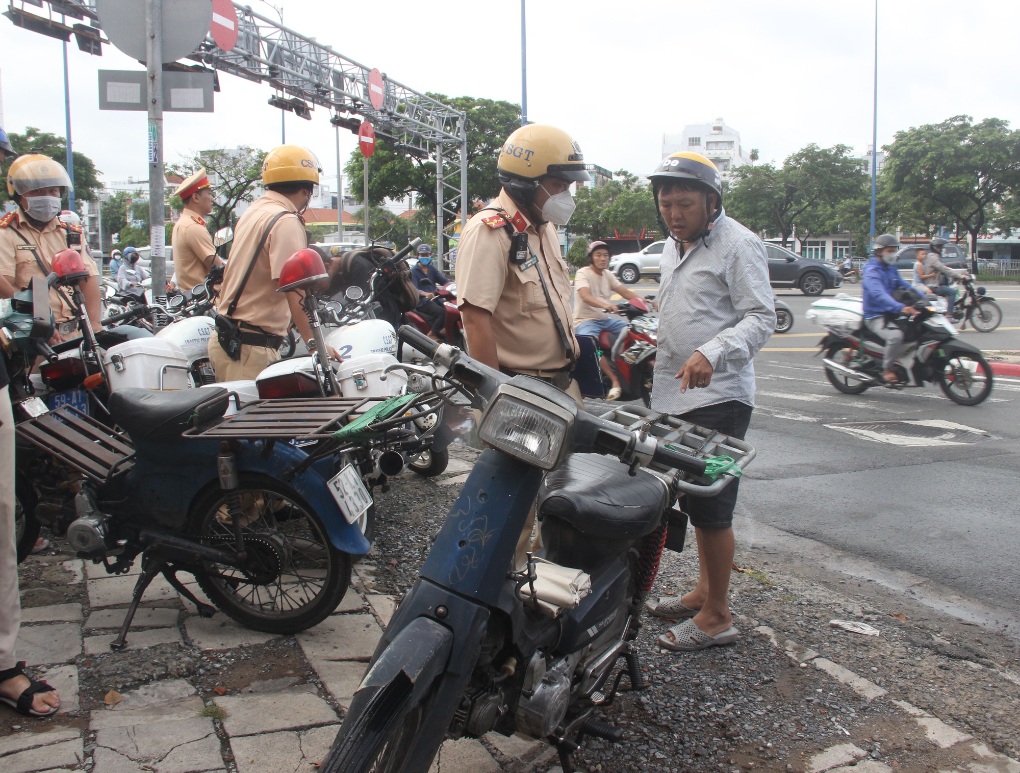TP.HCM CSGT xử phạt "xe cà tàng" tài xế bỏ xe rời đi - Ảnh 1.