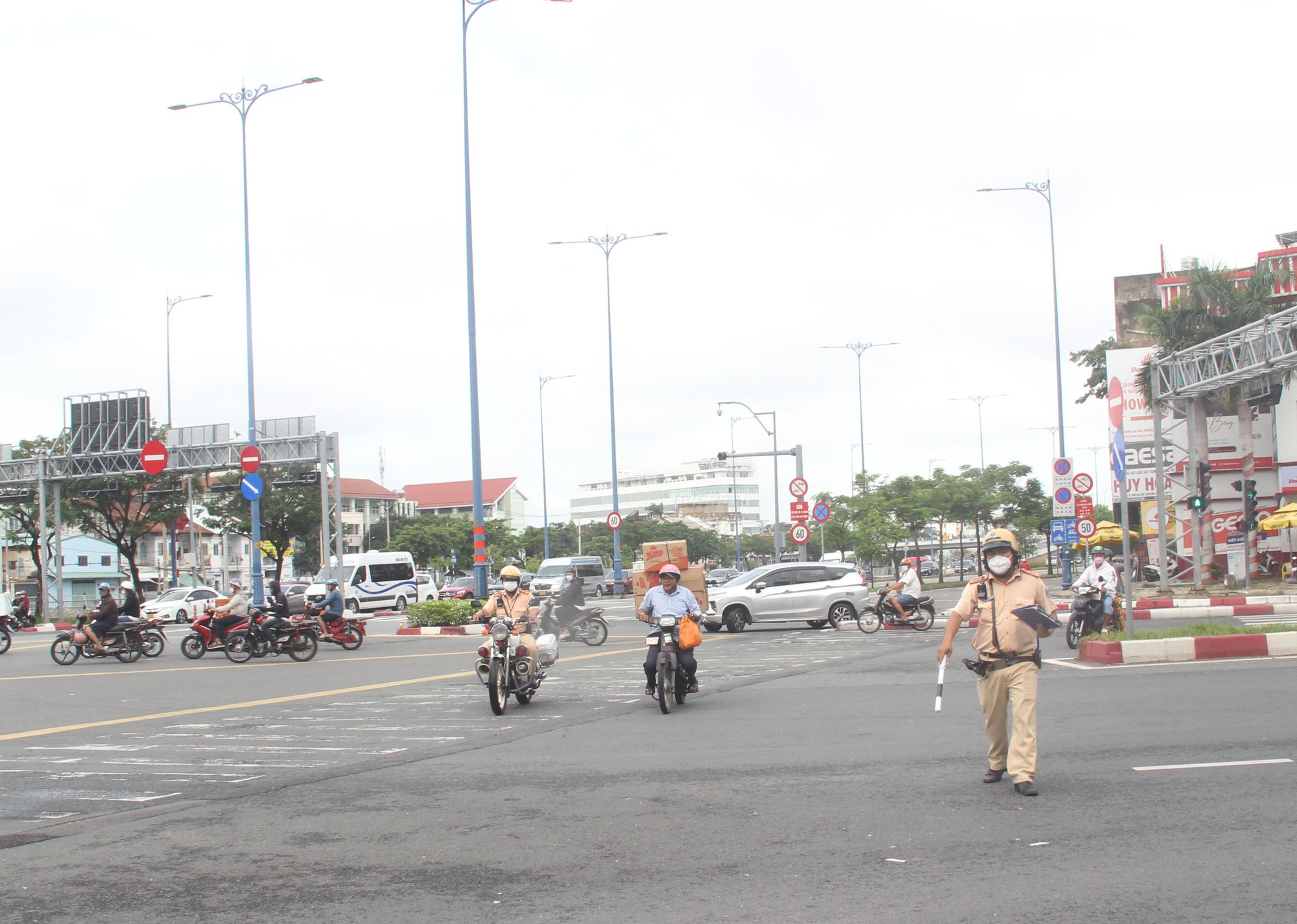 TP.HCM CSGT xử phạt "xe cà tàng" tài xế bỏ xe rời đi - Ảnh 2.