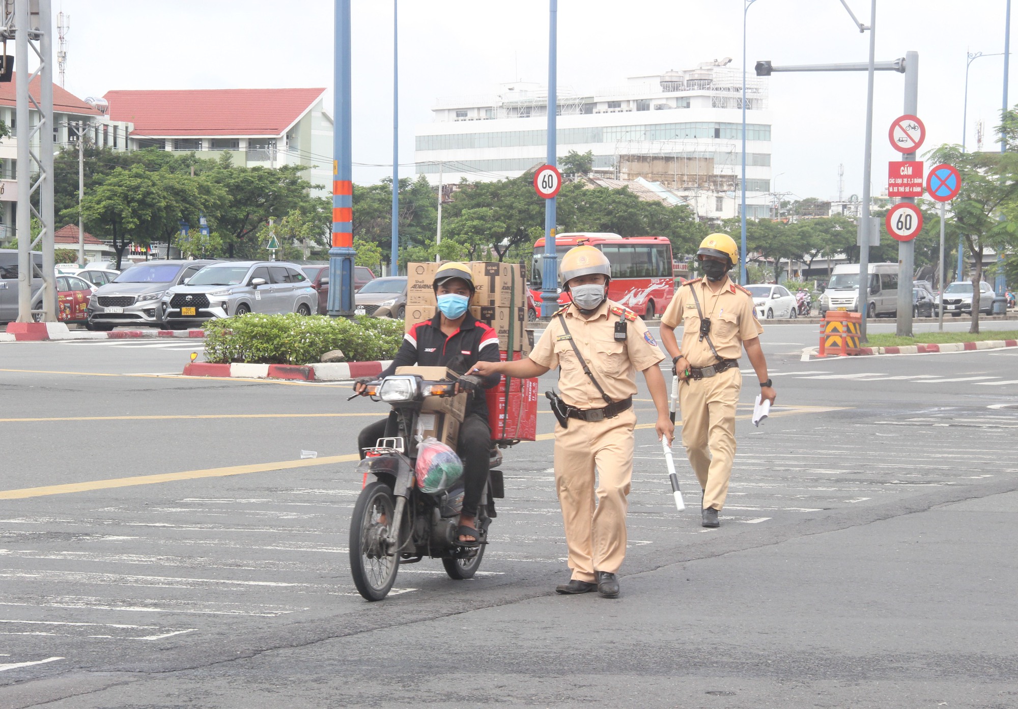 TP.HCM CSGT xử phạt "xe cà tàng" tài xế bỏ xe rời đi - Ảnh 3.