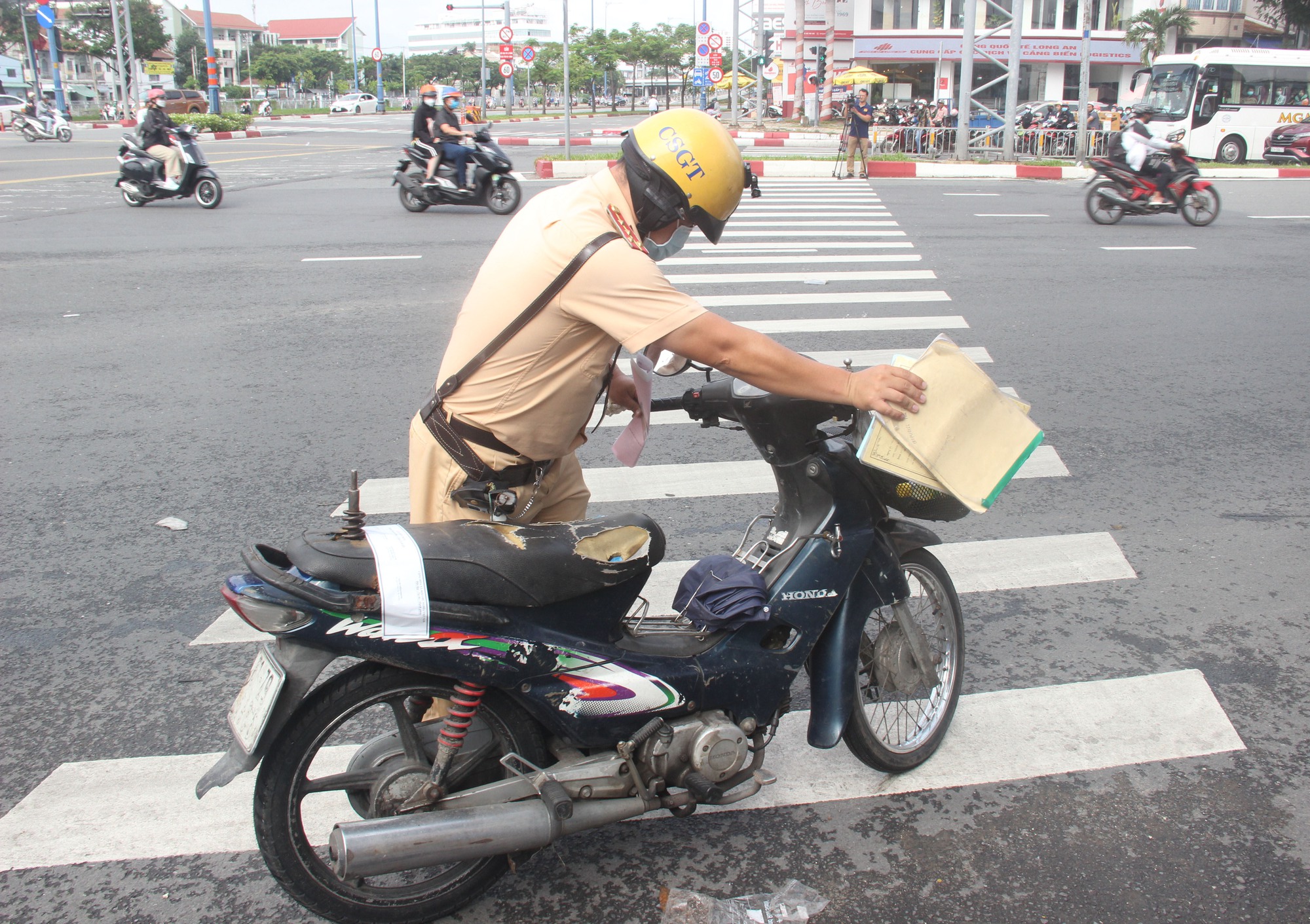 TP.HCM CSGT xử phạt "xe cà tàng" tài xế bỏ xe rời đi - Ảnh 14.