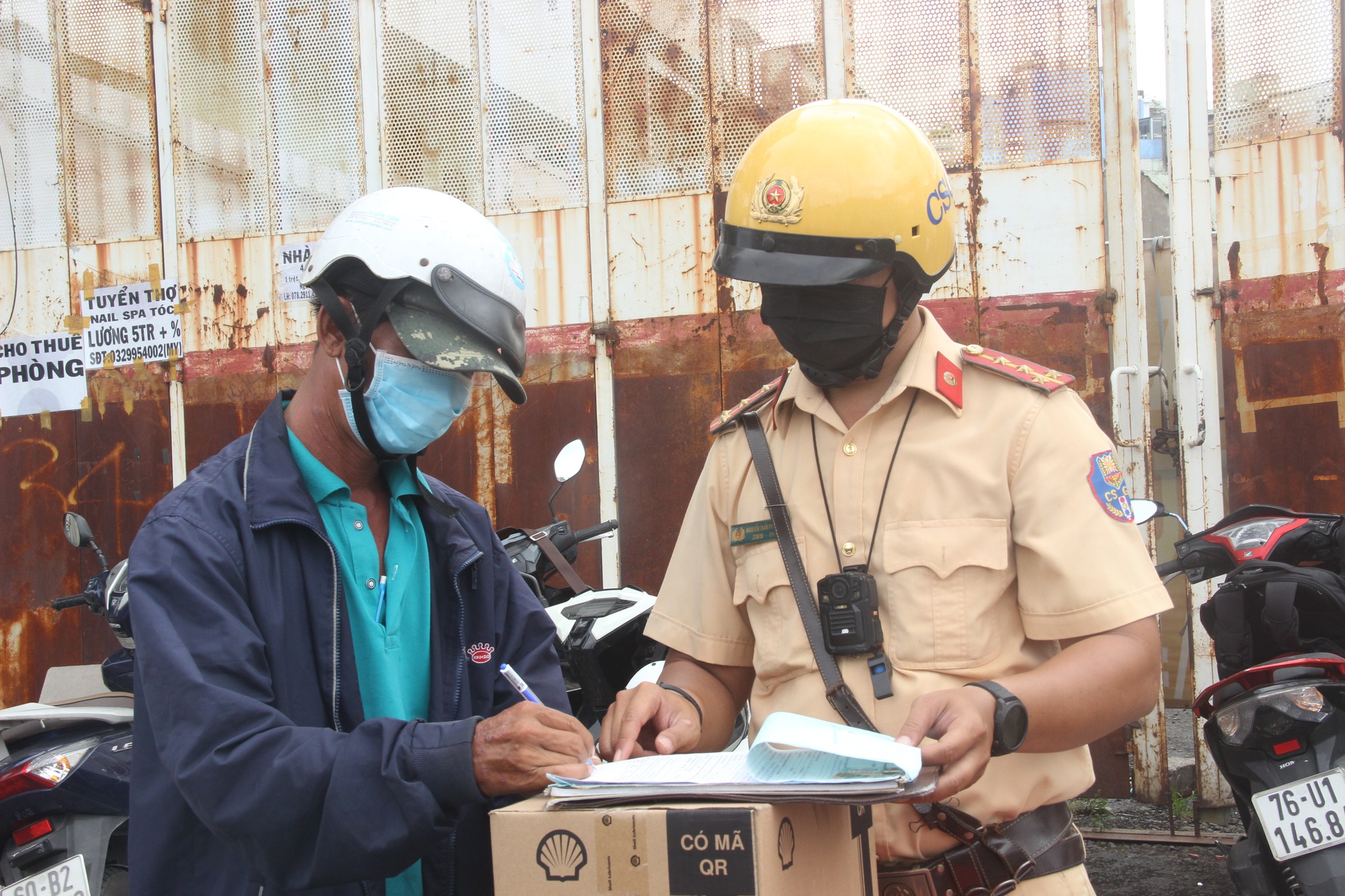 TP.HCM CSGT xử phạt "xe cà tàng" tài xế bỏ xe rời đi - Ảnh 13.