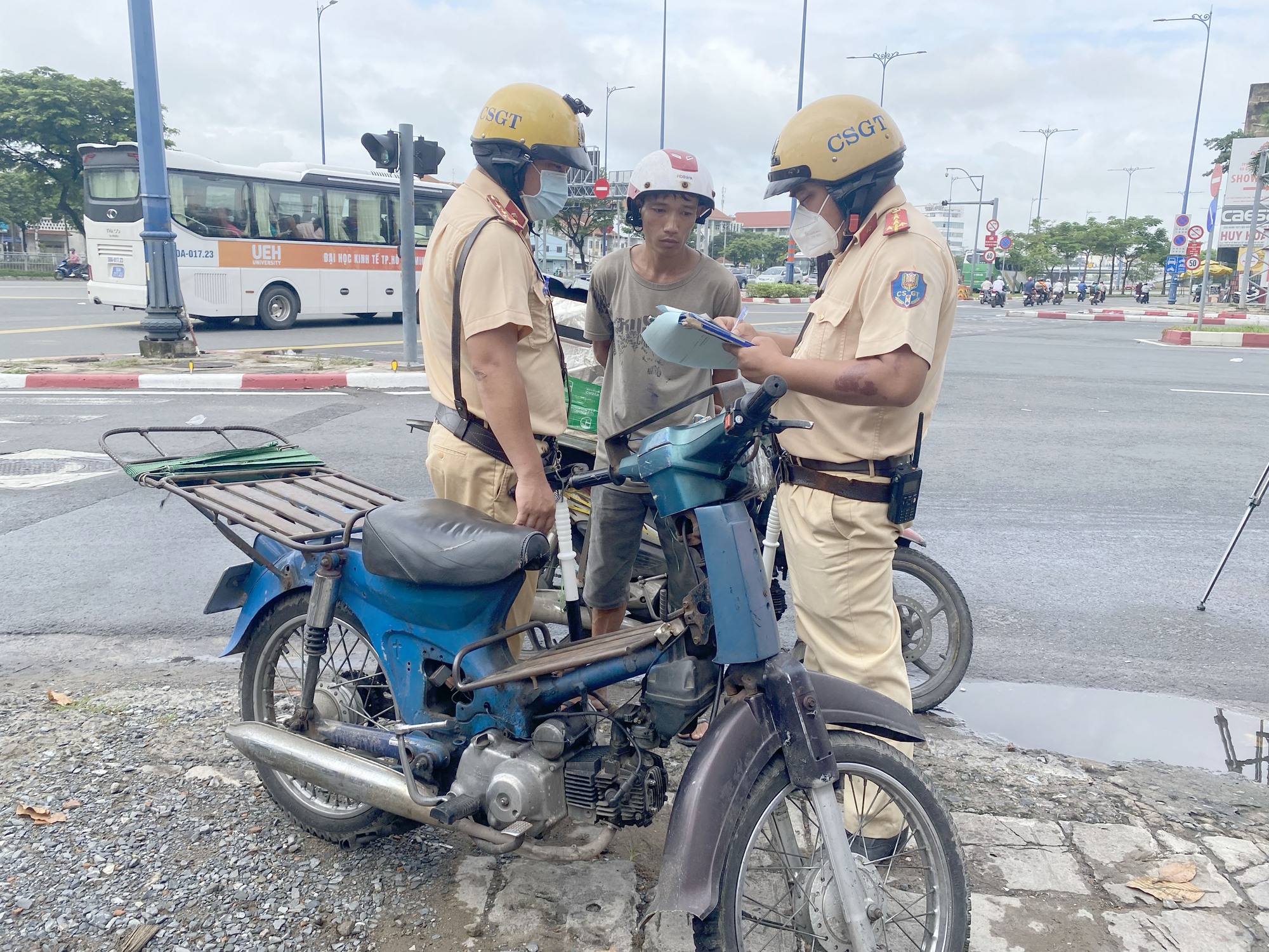 TP.HCM CSGT xử phạt "xe cà tàng" tài xế bỏ xe rời đi - Ảnh 9.