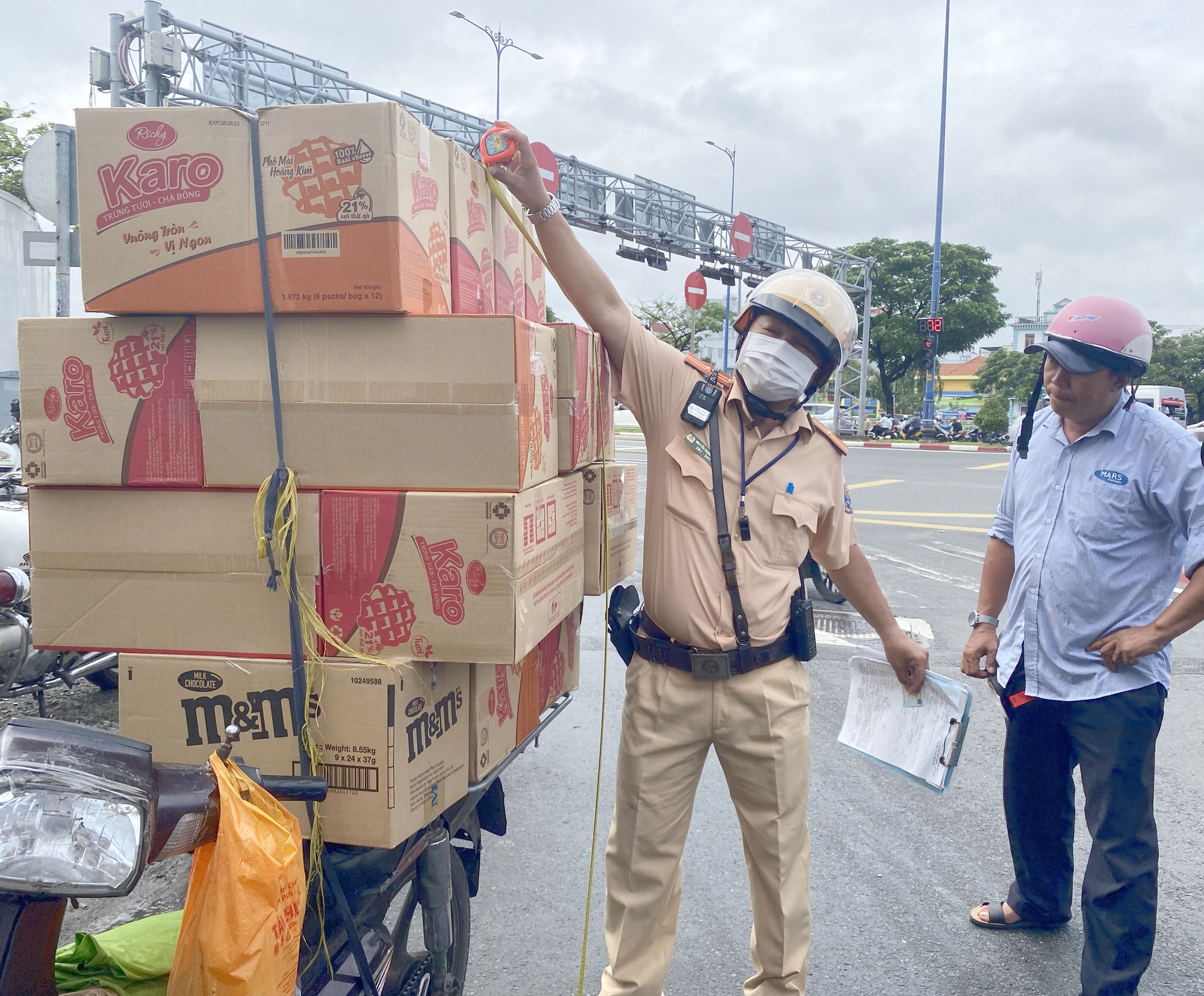 TP.HCM CSGT xử phạt "xe cà tàng" tài xế bỏ xe rời đi - Ảnh 6.