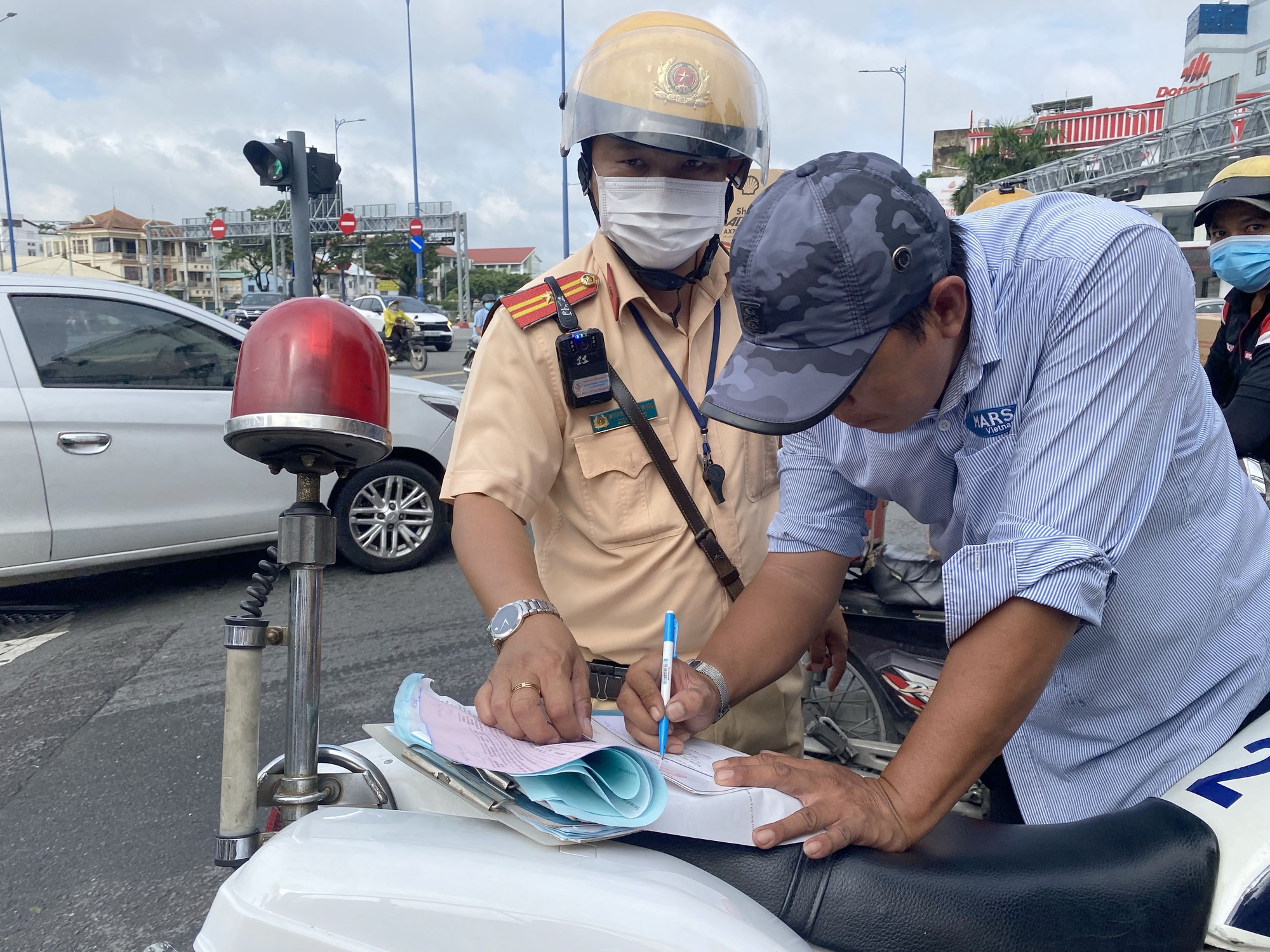 TP.HCM CSGT xử phạt "xe cà tàng" tài xế bỏ xe rời đi - Ảnh 12.