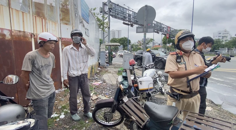 TP.HCM CSGT xử phạt "xe cà tàng" tài xế bỏ xe rời đi - Ảnh 10.