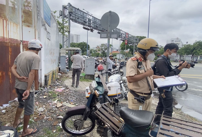 TP.HCM CSGT xử phạt "xe cà tàng" tài xế bỏ xe rời đi - Ảnh 11.