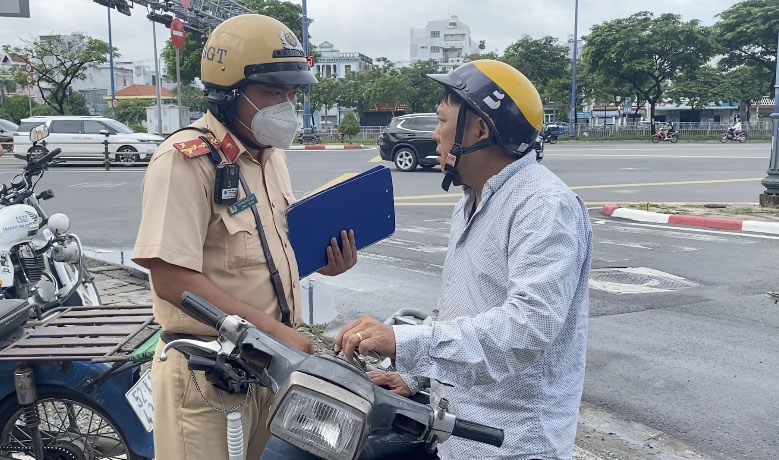 TP.HCM CSGT xử phạt "xe cà tàng" tài xế bỏ xe rời đi - Ảnh 5.