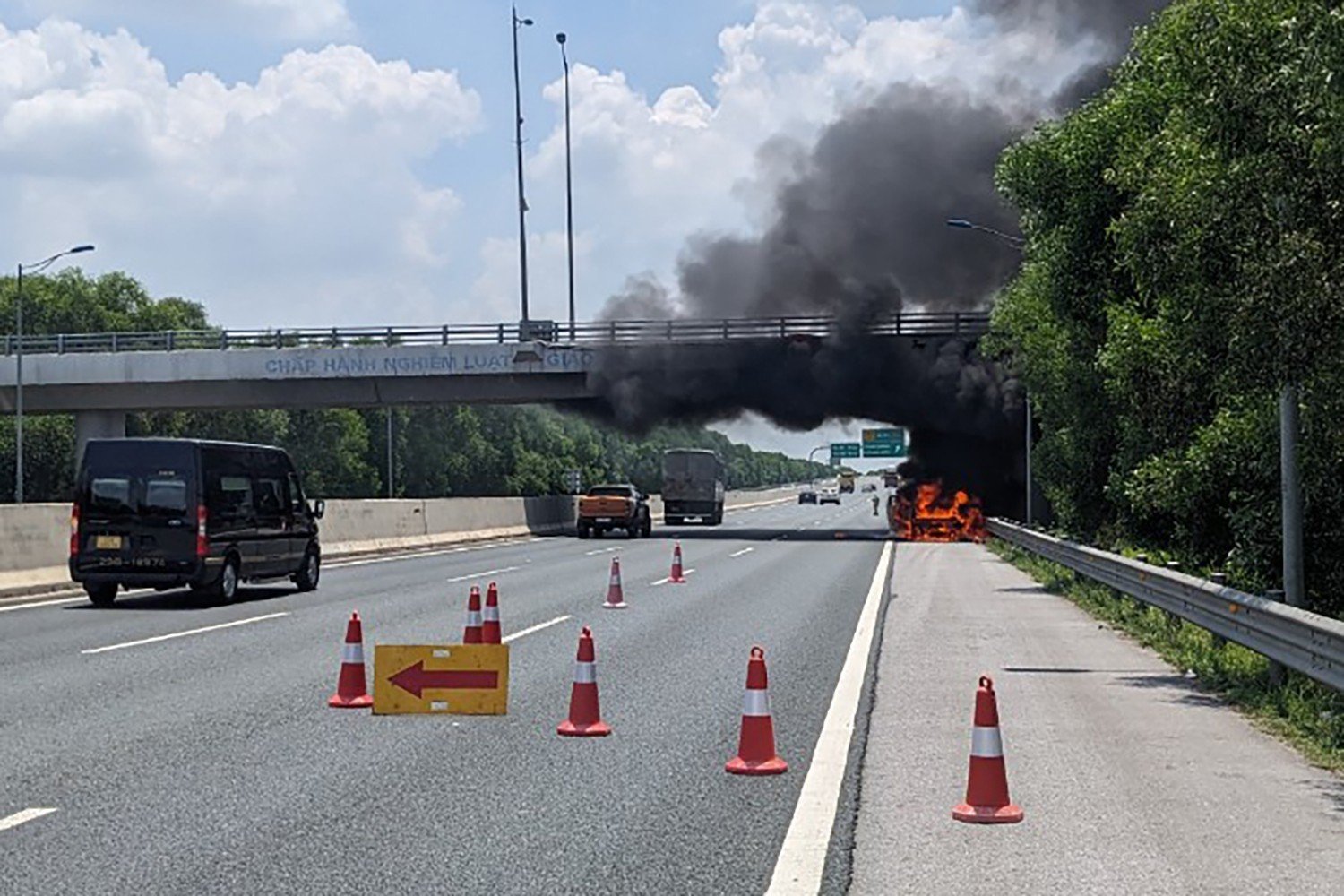 Xe ô tô bán tải cháy ngùn ngụt trơ khung trên cao tốc Hà Nội - Hải Phòng - Ảnh 1.