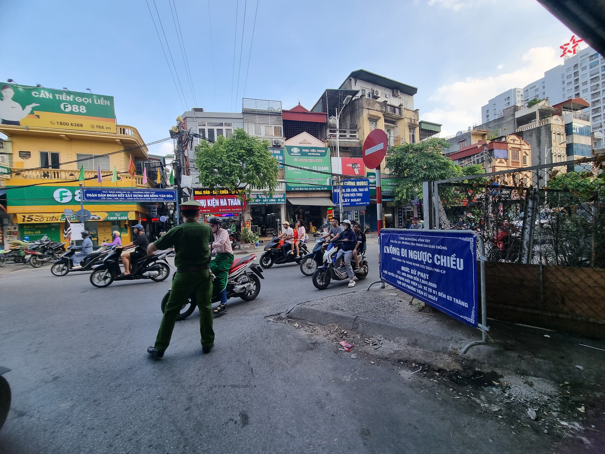 Hà Nội: Tồn tại nhiều bất cập tại nút giao thông gầm cầu Vĩnh Tuy - Ảnh 2.