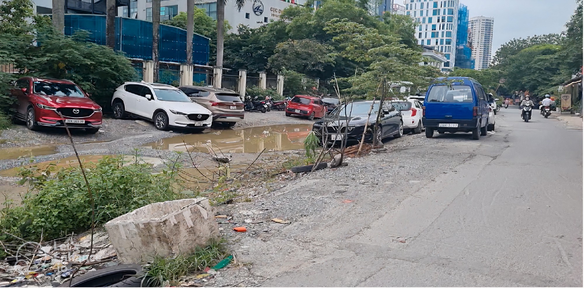 Hà Nội: 200m đường thi công dở dang như "bẫy" người đi đường - Ảnh 9.