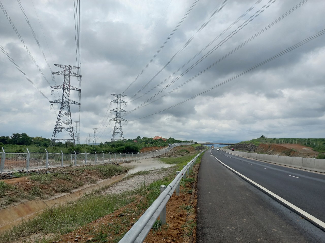 Vì sao cao tốc Phan Thiết - Dầu Giây bị ngập sau mưa lớn? - Ảnh 2.