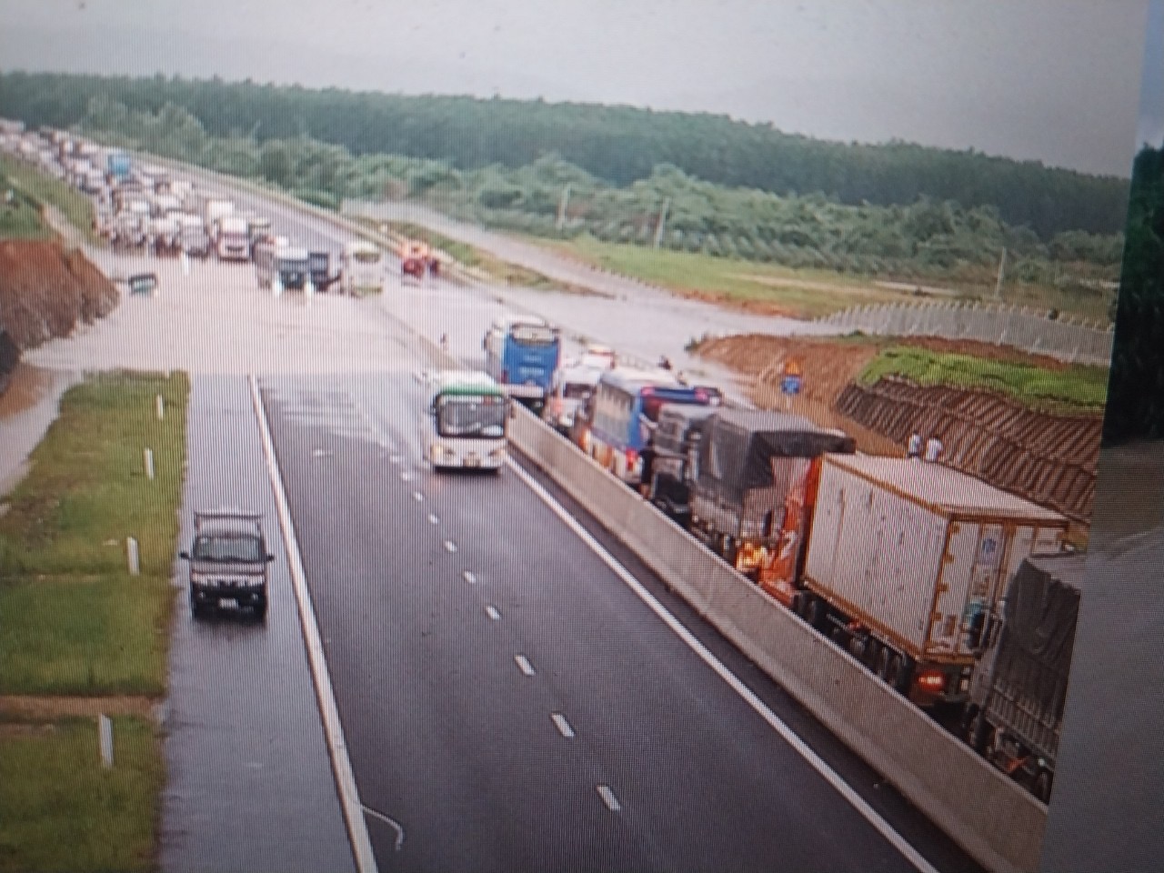 Vì sao cao tốc Phan Thiết - Dầu Giây bị ngập sau mưa lớn? - Ảnh 2.