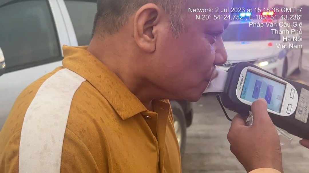 Về nhà vợ nể uống rượu, tài xế vi phạm nồng độ cồn khủng bị CSGT giữ ô tô trên cao tốc - Ảnh 1. Về nhà vợ nể uống rượu, tài xế vi phạm nồng độ cồn khủng bị CSGT giữ ô tô trên cao tốc - Ảnh 1.