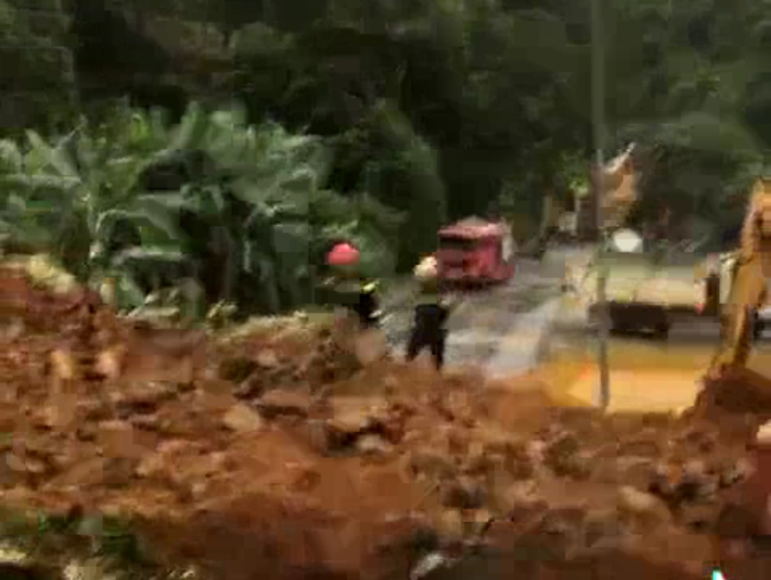 Hình ảnh hiện trường vụ sạt lở vùi lấp 3 chiến sĩ CSGT hy sinh - Ảnh 2.