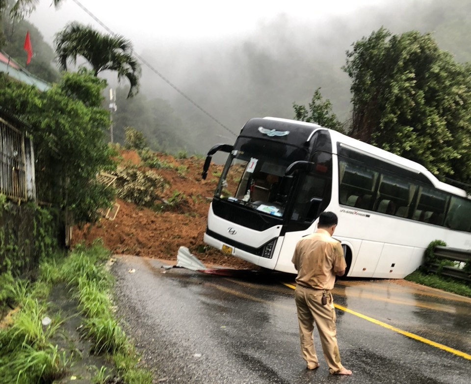 Hình ảnh hiện trường vụ sạt lở vùi lấp 3 chiến sĩ CSGT hy sinh - Ảnh 4.