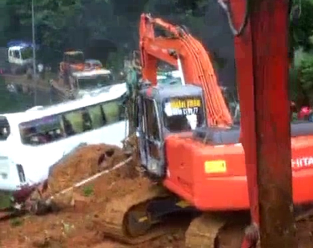 Hình ảnh hiện trường vụ sạt lở vùi lấp 3 chiến sĩ CSGT hy sinh - Ảnh 1.