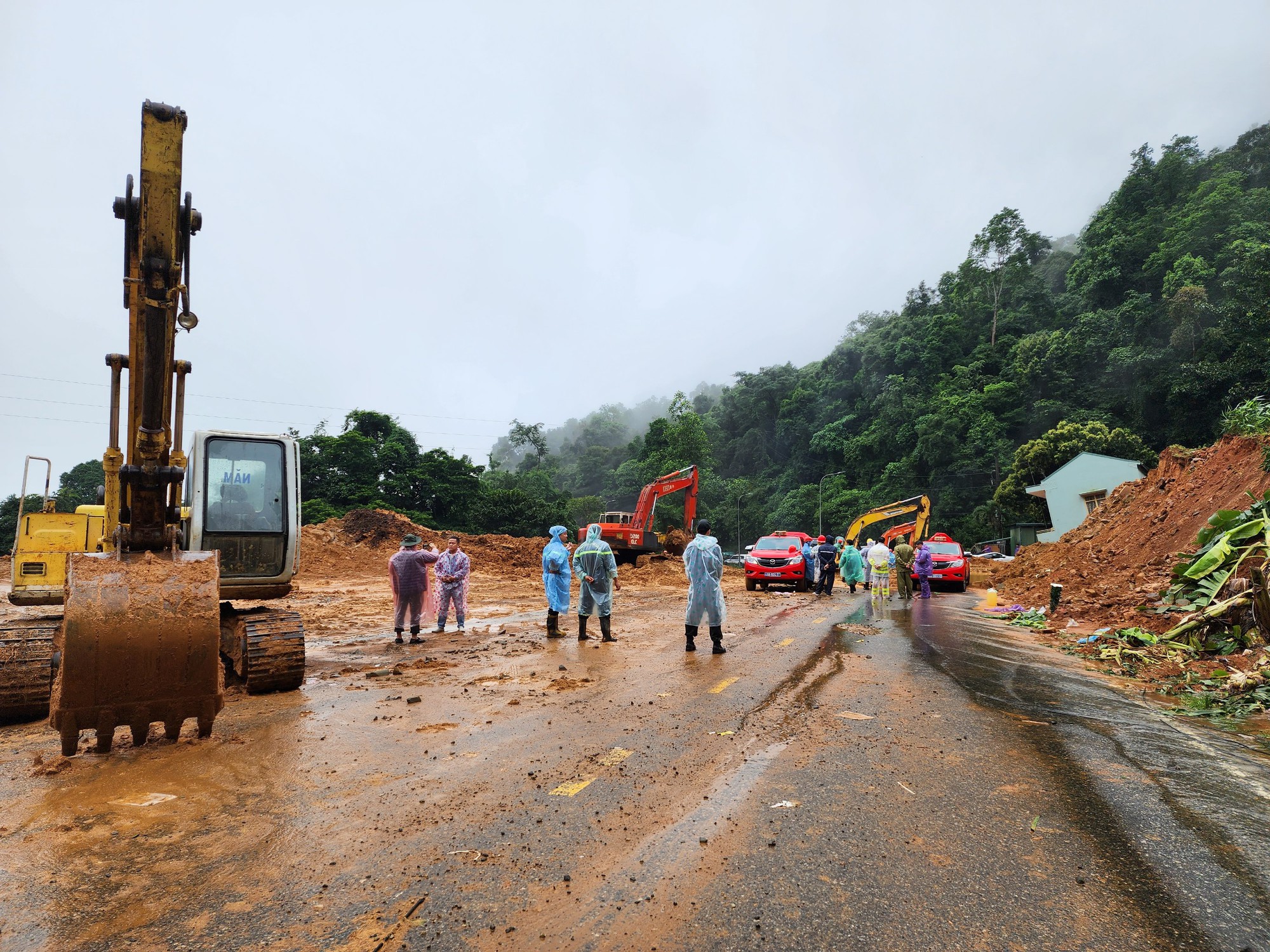 Thứ trưởng Bộ GTVT Lê Đình Thọ chỉ đạo công tác cứu nạn vụ sạt lở ở Lâm Đồng - Ảnh 1.