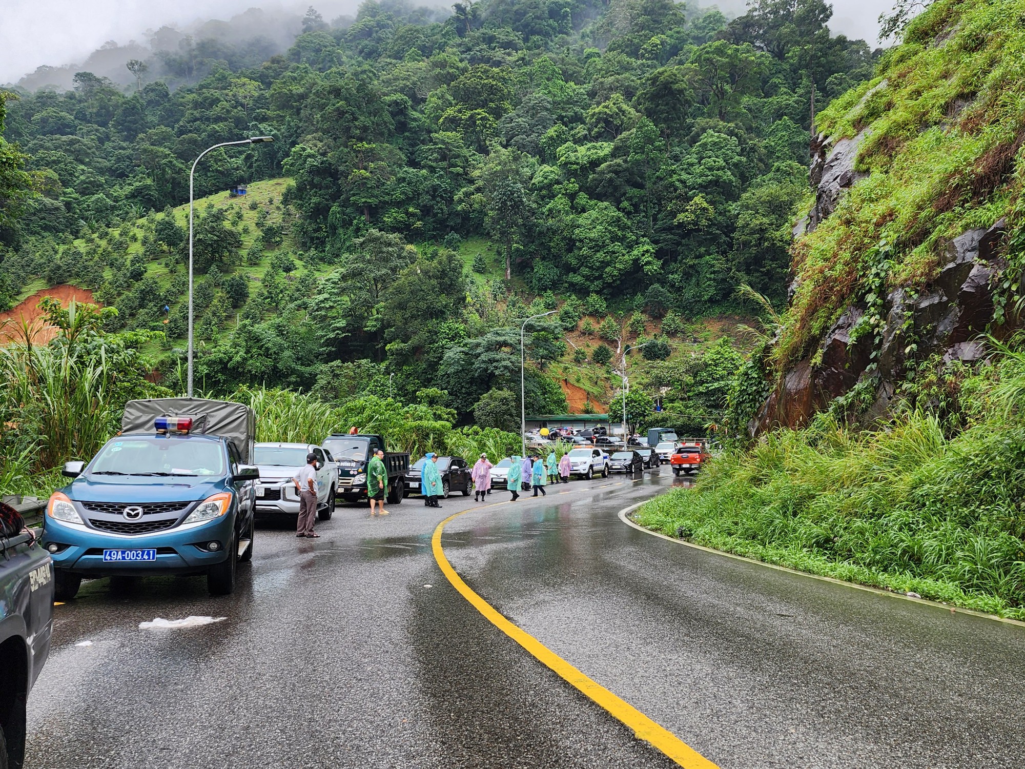Thứ trưởng Bộ GTVT Lê Đình Thọ chỉ đạo công tác cứu nạn vụ sạt lở ở Lâm Đồng - Ảnh 6.