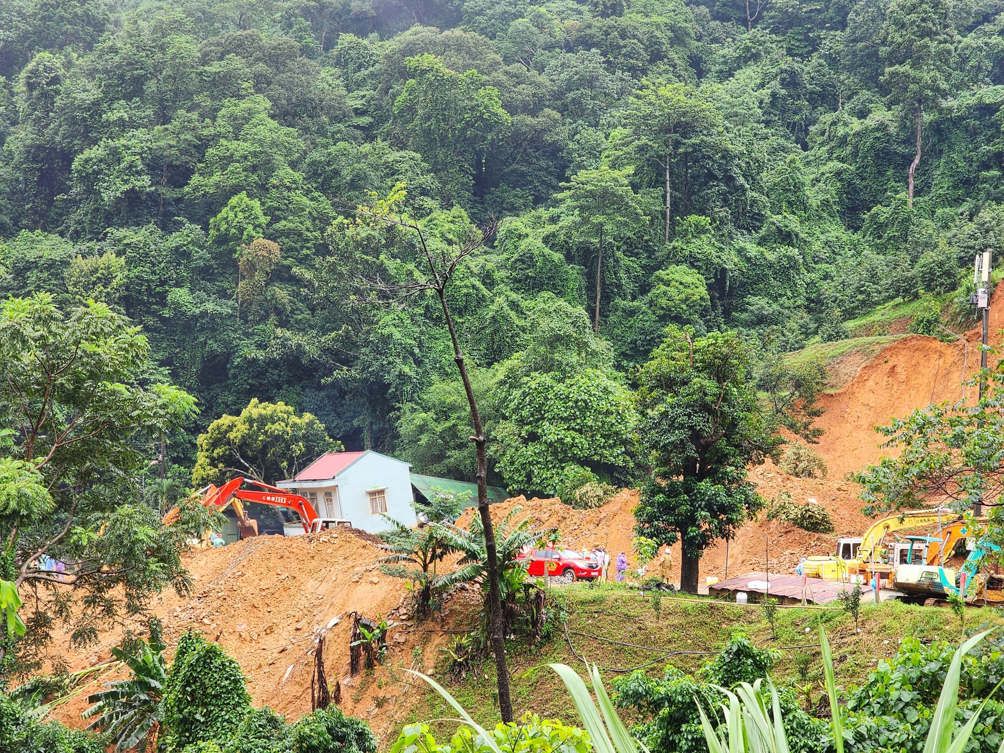 Thứ trưởng Bộ GTVT Lê Đình Thọ chỉ đạo công tác cứu nạn vụ sạt lở ở Lâm Đồng - Ảnh 4.