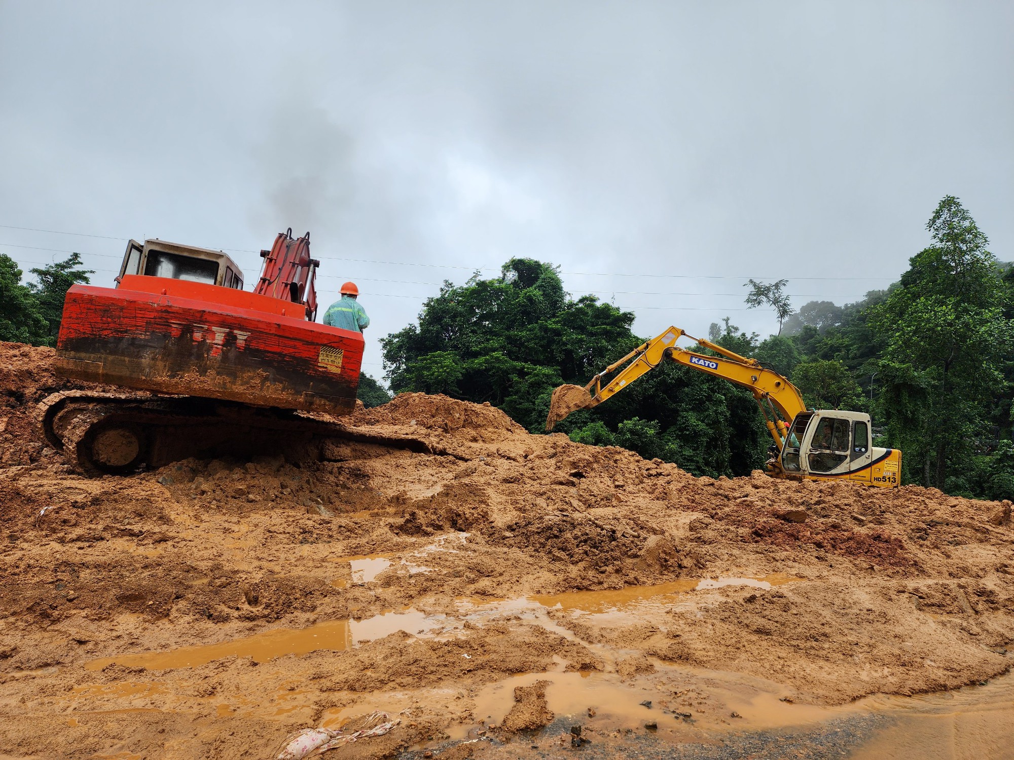Thứ trưởng Bộ GTVT Lê Đình Thọ chỉ đạo công tác cứu nạn vụ sạt lở ở Lâm Đồng - Ảnh 5.
