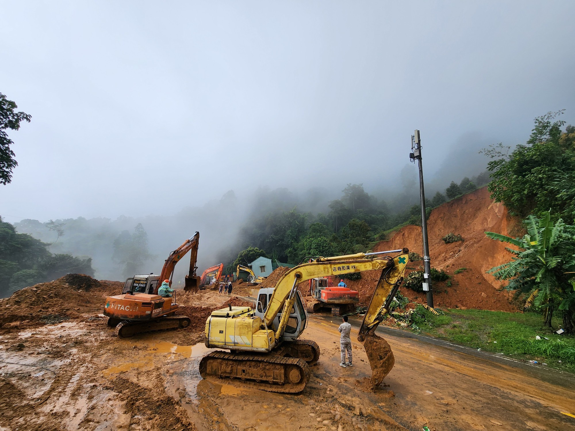 Thứ trưởng Bộ GTVT Lê Đình Thọ chỉ đạo công tác cứu nạn vụ sạt lở ở Lâm Đồng - Ảnh 8.