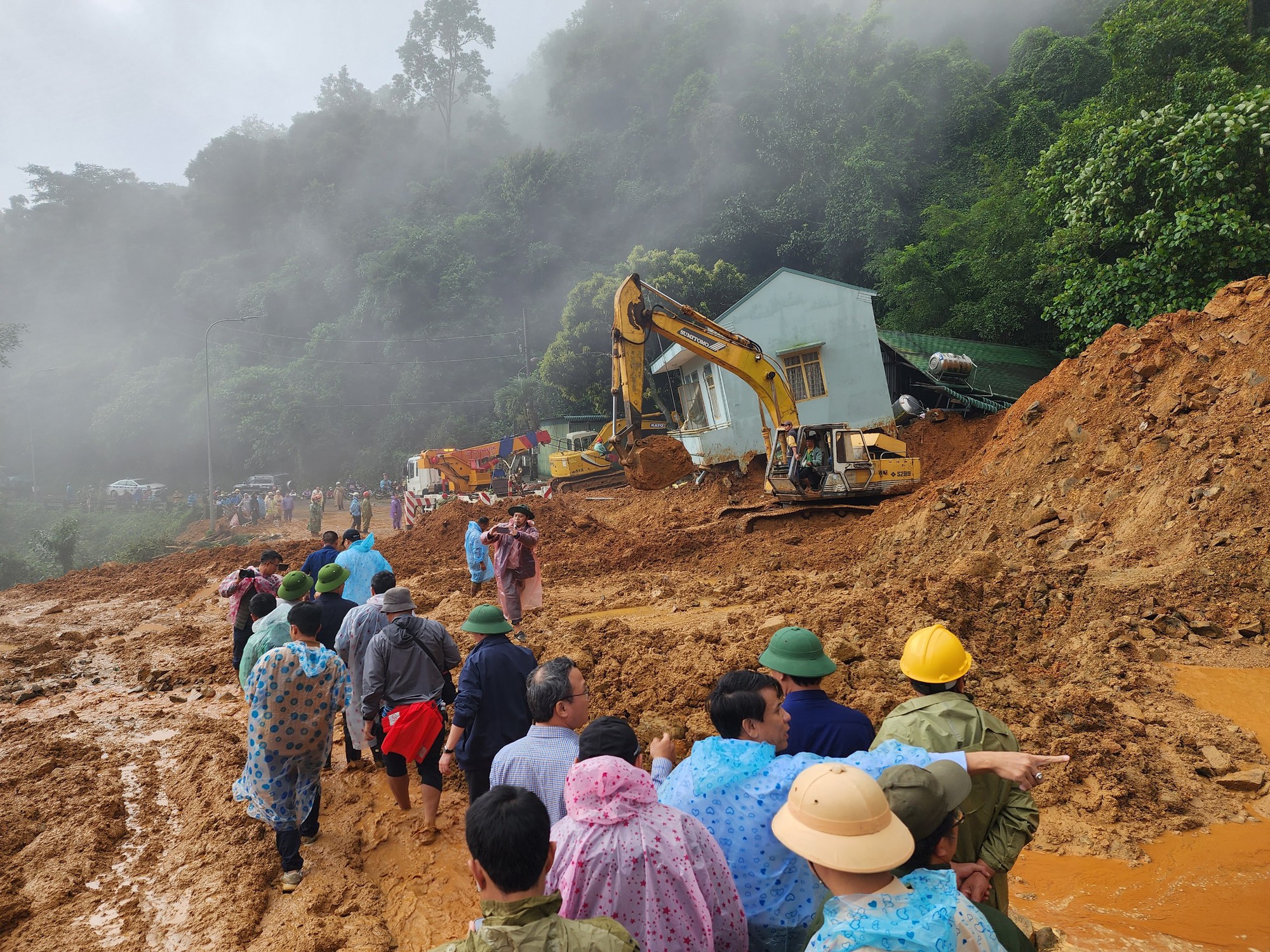 Thứ trưởng Bộ GTVT Lê Đình Thọ chỉ đạo công tác cứu nạn vụ sạt lở ở Lâm Đồng - Ảnh 7.