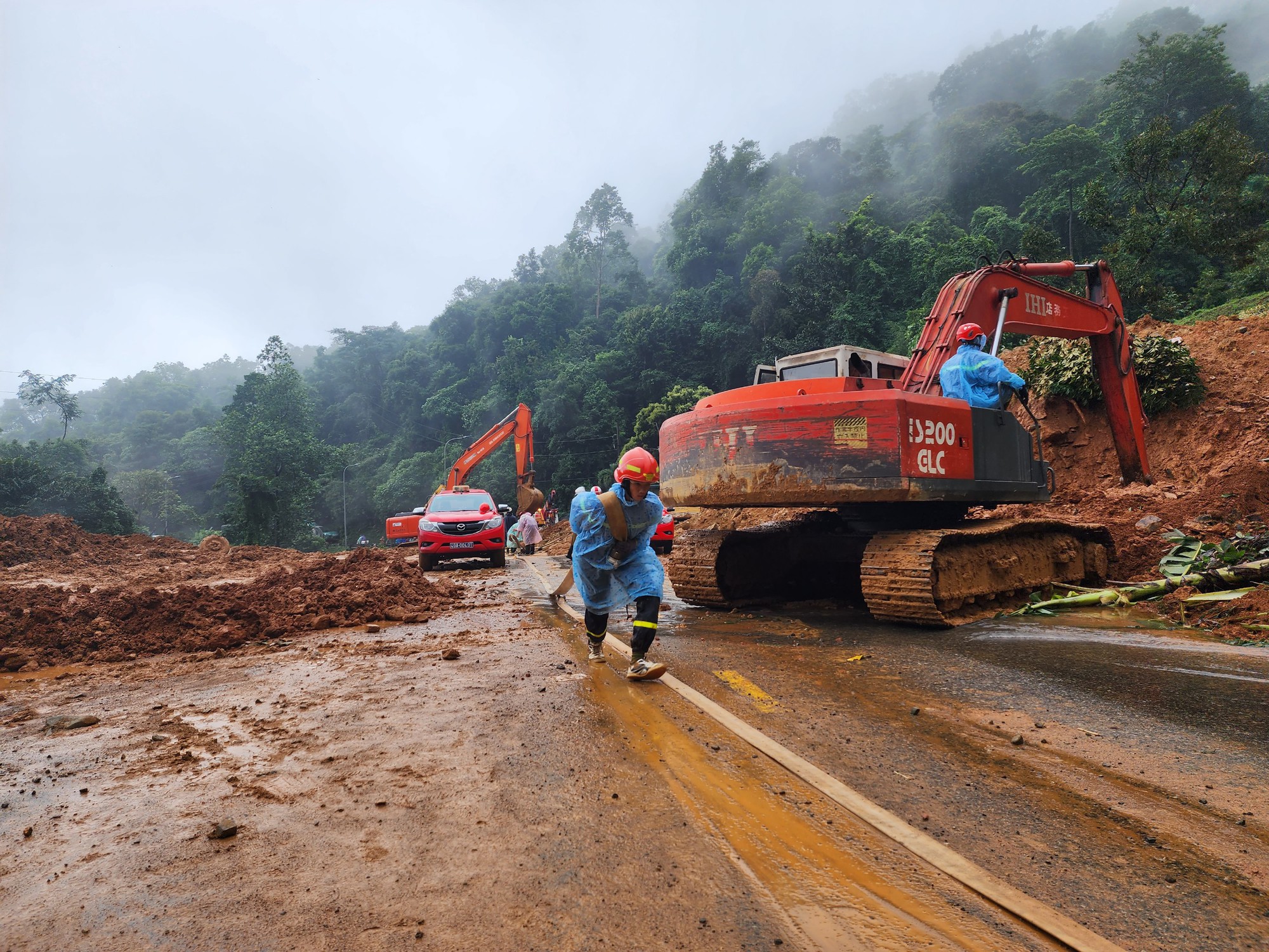 Thứ trưởng Bộ GTVT Lê Đình Thọ chỉ đạo công tác cứu nạn vụ sạt lở ở Lâm Đồng - Ảnh 9.