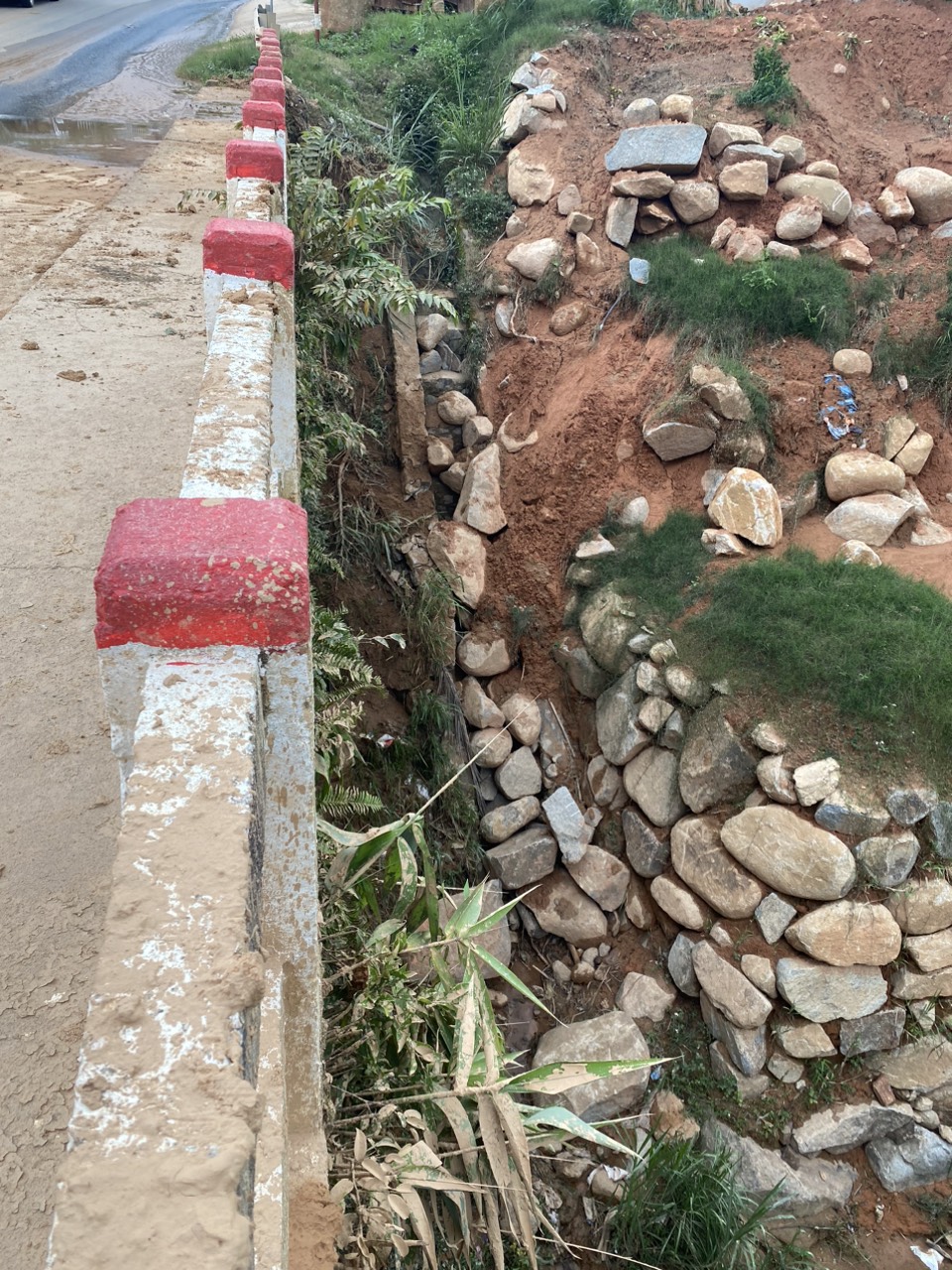 Khẩn trương khắc phục sạt lở trên QL55 qua tỉnh Bình Thuận  - Ảnh 3.