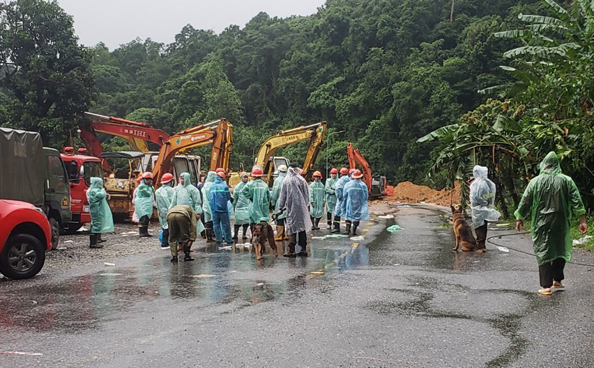 Chủ tịch tỉnh Lâm Đồng chỉ đạo "nóng" khắc phục sạt lở, đảm bảo giao thông - Ảnh 1.
