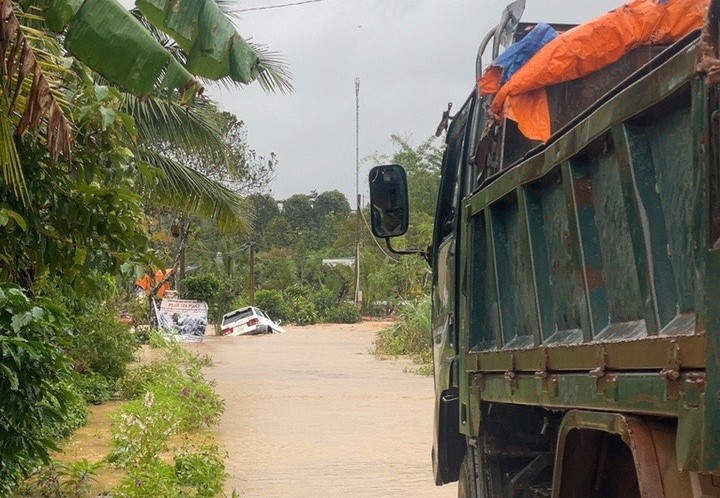 Cận cảnh khắc phục mưa lũ, sạt lở, đảm bảo giao thông các tuyến quốc lộ ở Lâm Đồng - Ảnh 9.