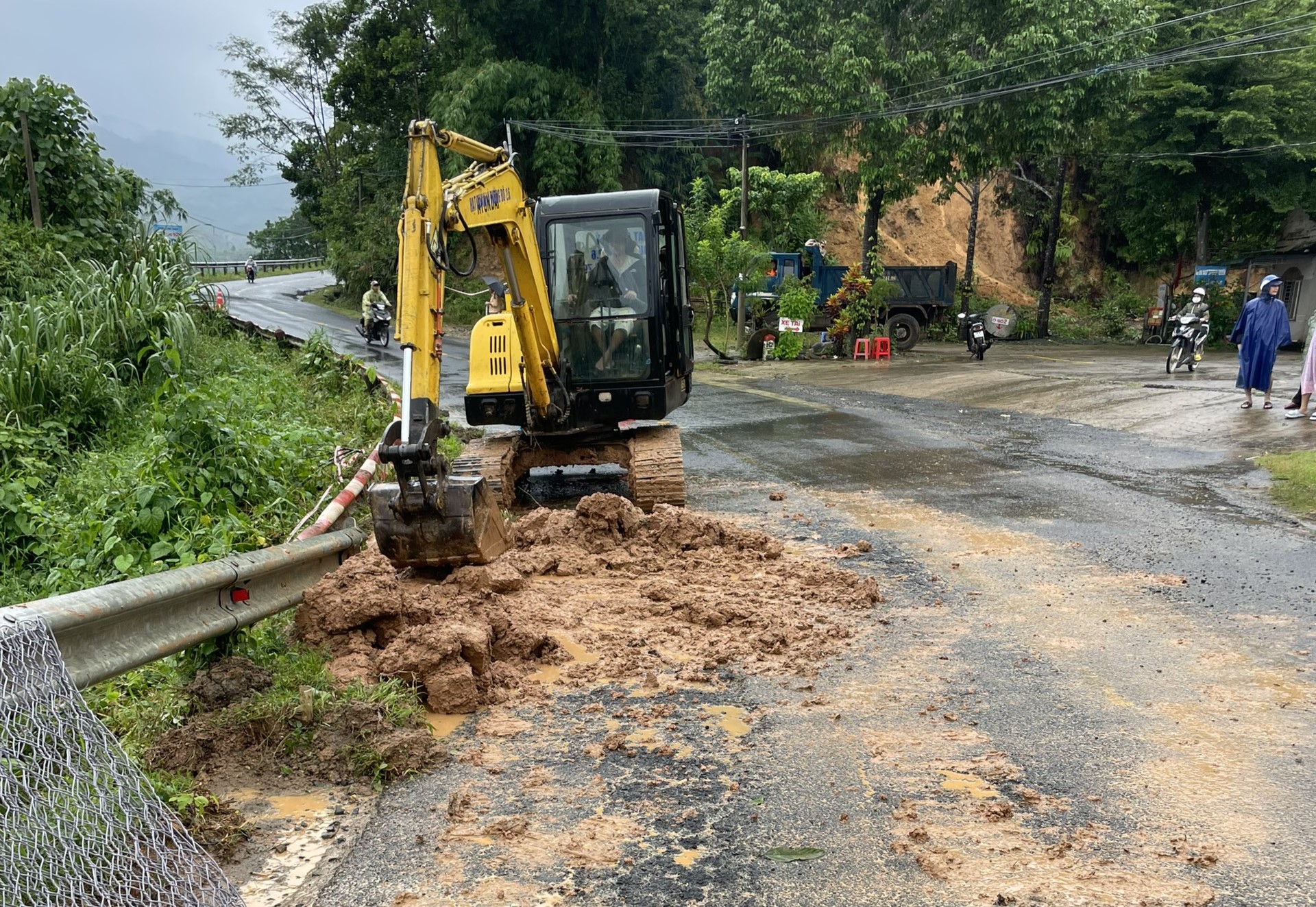 Cận cảnh khắc phục mưa lũ, sạt lở, đảm bảo giao thông các tuyến quốc lộ ở Lâm Đồng - Ảnh 4.