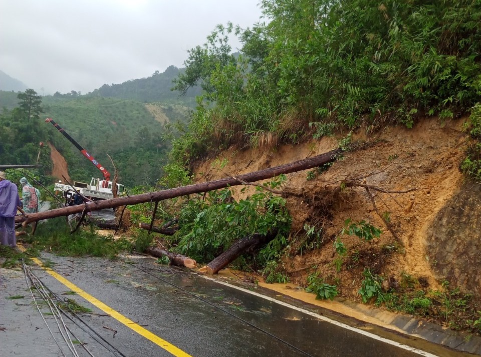 Cận cảnh khắc phục mưa lũ, sạt lở, đảm bảo giao thông các tuyến quốc lộ ở Lâm Đồng - Ảnh 8.