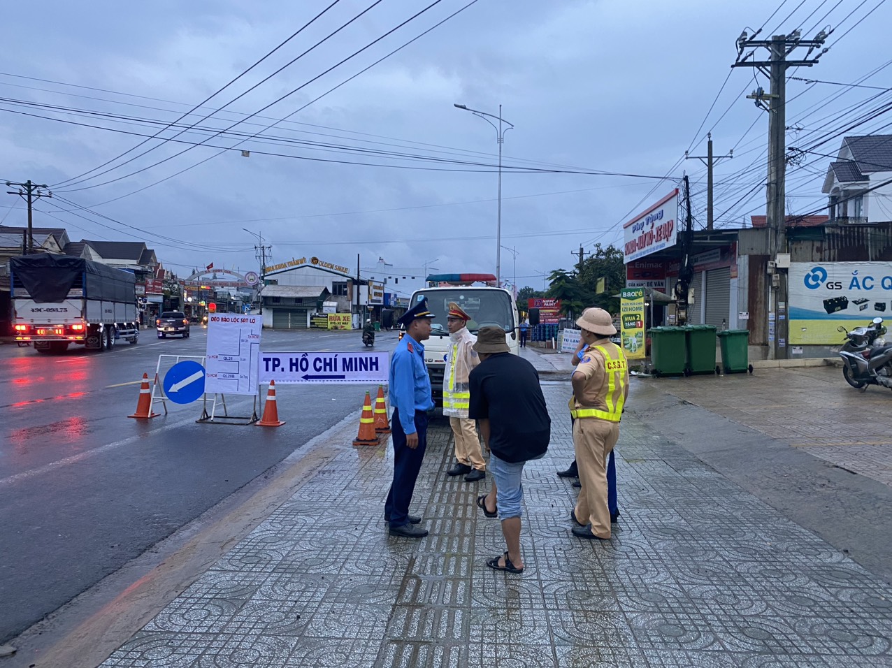 Cận cảnh khắc phục mưa lũ, sạt lở, đảm bảo giao thông các tuyến quốc lộ ở Lâm Đồng - Ảnh 2.