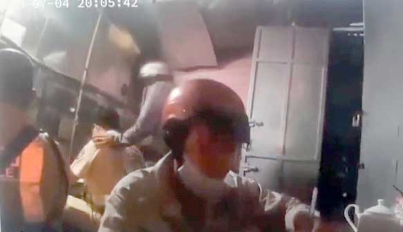 TP.HCM người đàn ông vi phạm nồng độ cồn cầm dao đâm CSGT nhập viện - Ảnh 1. TP.HCM người đàn ông vi phạm nồng độ cồn cầm dao đâm CSGT nhập viện - Ảnh 1.