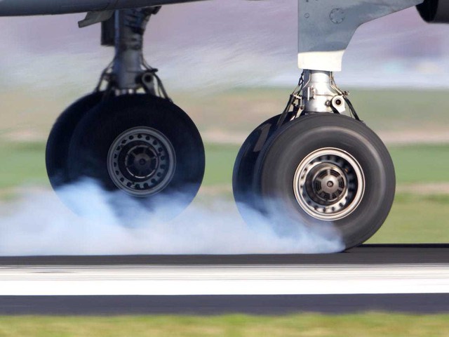 Cục Hàng không chỉ đạo "khẩn" kiểm soát vật thể lạ sau các vụ máy bay cán đinh, rách lốp - Ảnh 1.