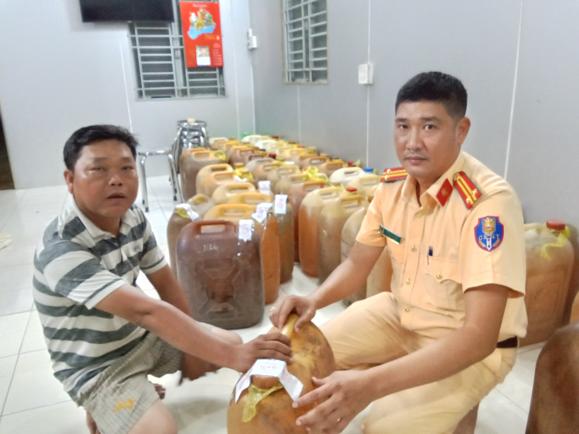 Cảnh sát đường thủy bắt giữ 3 người đàn ông vận chuyển 1.300 lít xăng "lậu" trên sông Hậu - Ảnh 1.