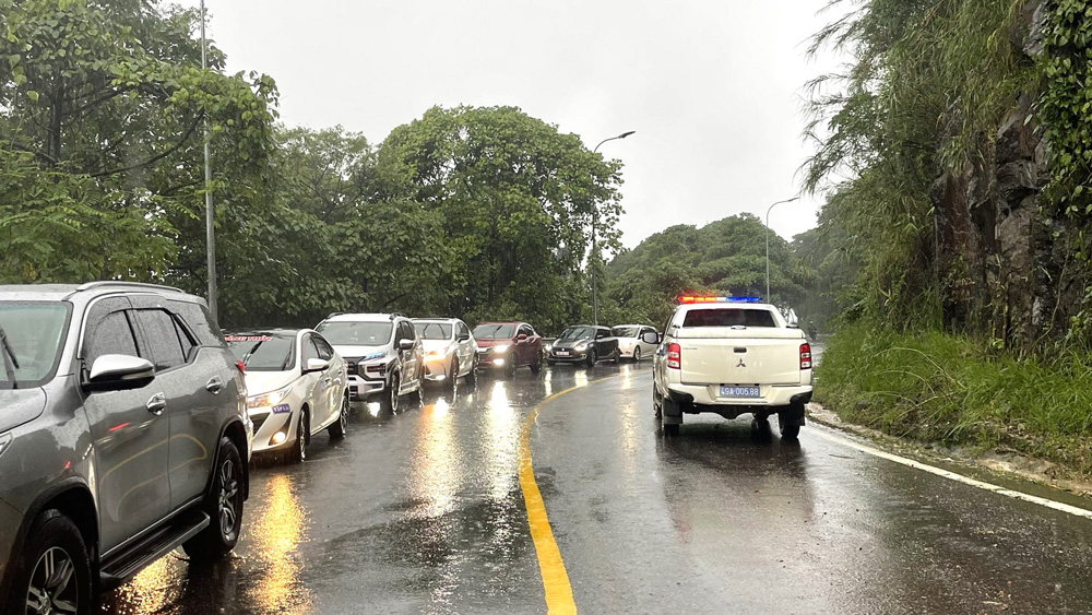 Khắc phục sạt lở ở Lâm Đồng: Thông xe tuyến QL20 qua đèo Bảo Lộc - Ảnh 1.