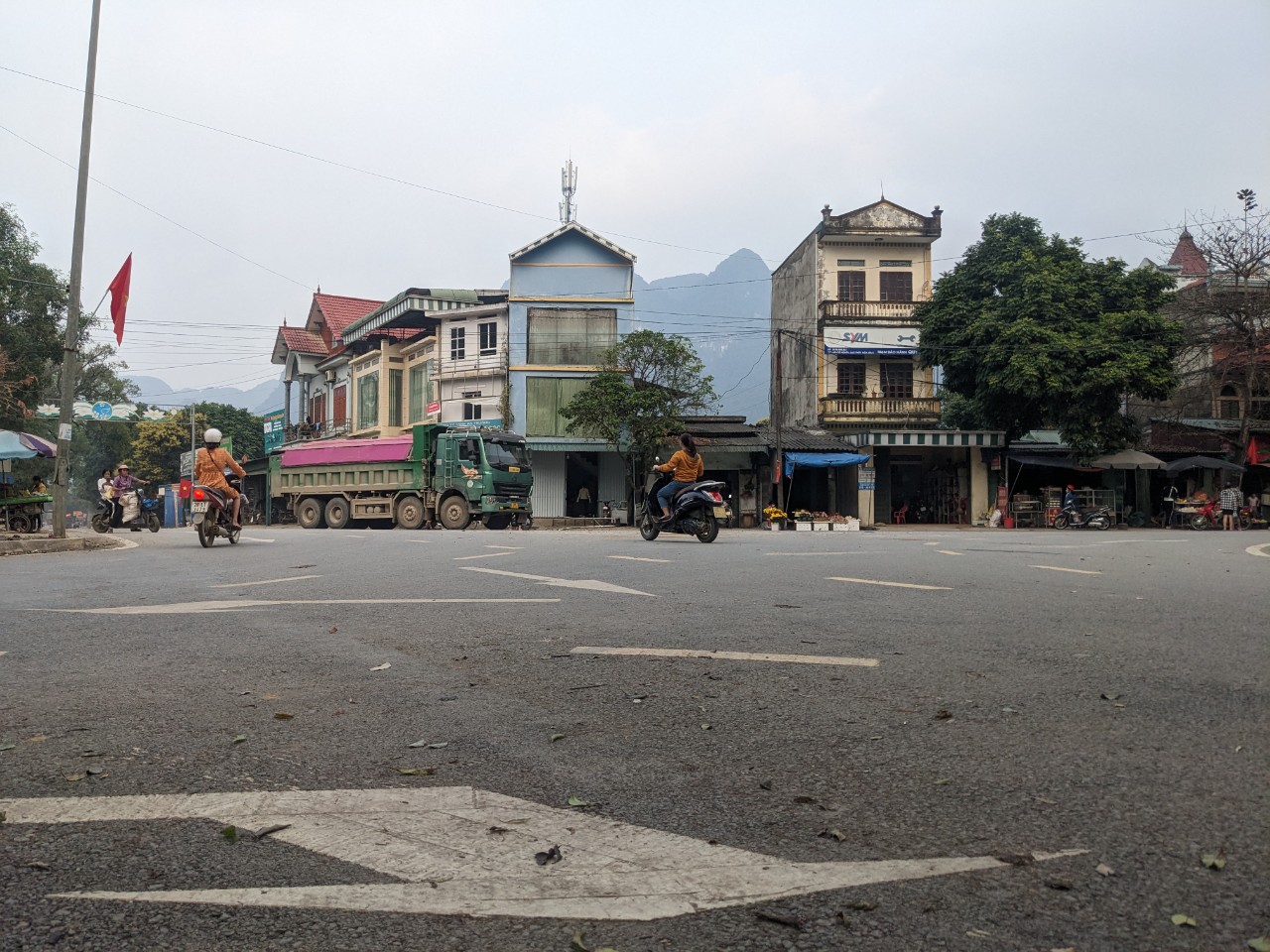 Chấp thuận xử lý điểm tiềm ẩn TNGT dốc Bòng Bong trên QL21 - Ảnh 2.