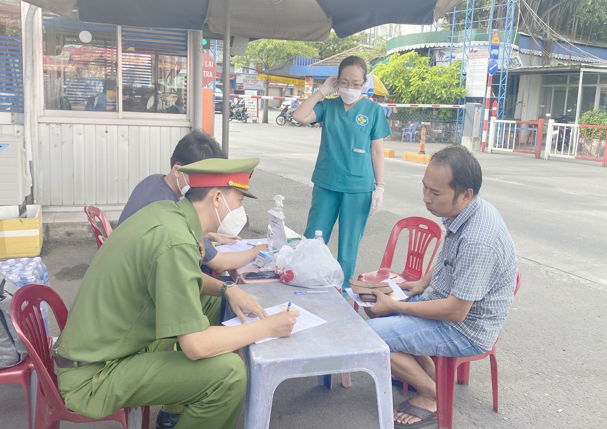 TP.HCM: CSGT vào Bến xe Miền Đông kiểm tra nồng độ cồn, test ma tuý tài xế xe khách - Ảnh 6.