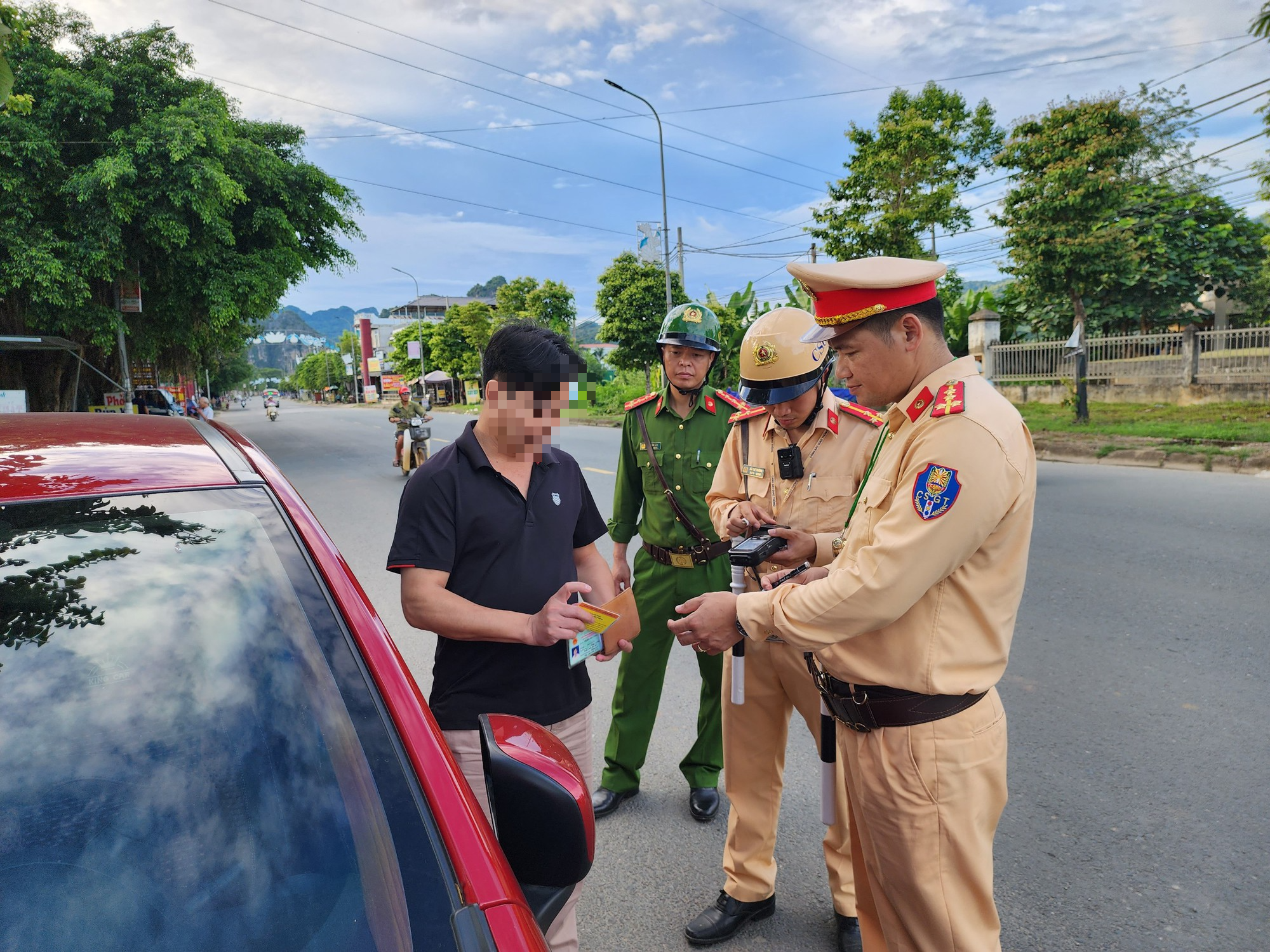 Video: Mải vui cuộc nhậu ở đám cưới, tài xế bị CSGT giữ xe vì có nồng độ cồn "khủng" - Ảnh 2.