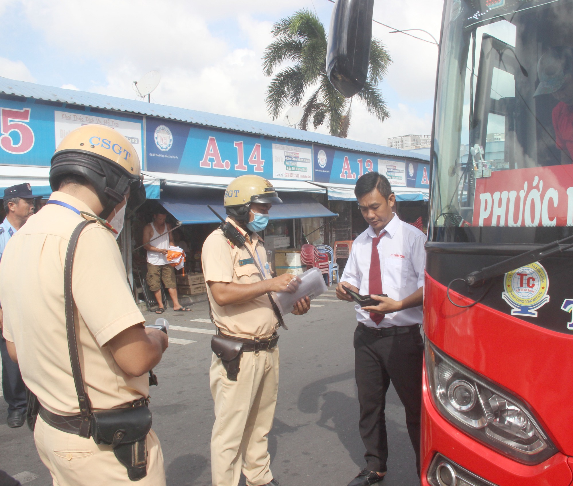 TP.HCM: CSGT vào Bến xe Miền Đông kiểm tra nồng độ cồn, test ma tuý tài xế xe khách - Ảnh 3.
